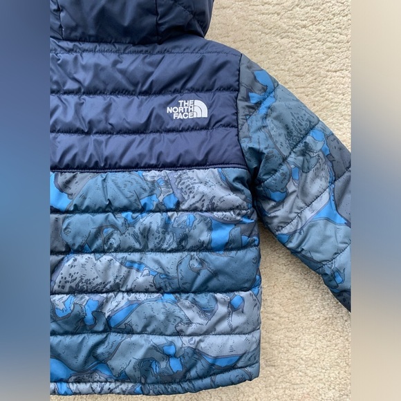 The North Face Size 2T Reversible Chimborazo Blue Bear Brown Fleece Puffer Coat - Picture 9 of 13